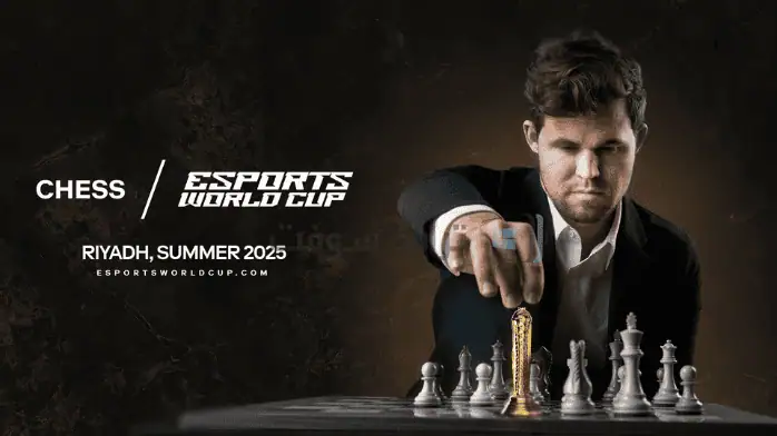 رقعة شطرنج مستقبلية ذات قطع أنيقة، تعرض تصميمًا عصريًا للعبة الشطرنج في عام 2025.