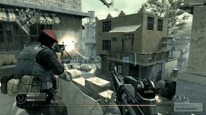 لقطة شاشة للعبة Call of Duty 4 على الكمبيوتر الشخصي، تتميز بالقتال المكثف والرسومات التفصيلية في بيئة مزقتها الحرب.