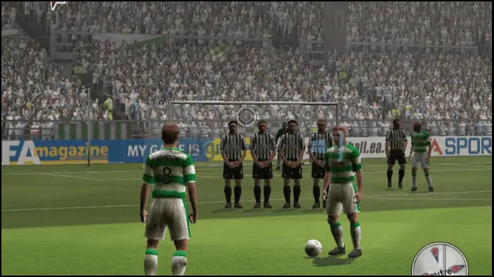 غلاف لعبة الفيديو FIFA 2005 للكمبيوتر الشخصي يتميز بحركة كرة قدم ديناميكية ورسومات نابضة بالحياة.