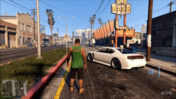 غلاف Grand Theft Auto V للكمبيوتر الشخصي، يعرض الشخصيات الرئيسية وبيئة حضرية مفصلة بتصميم جذاب.