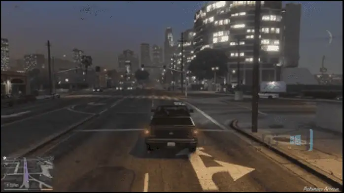 إعداد ألعاب يتميز بشاشة كمبيوتر مع طريقة لعب GTA 7، مع تسليط الضوء على الشخصيات الديناميكية والمناظر الطبيعية الحضرية.