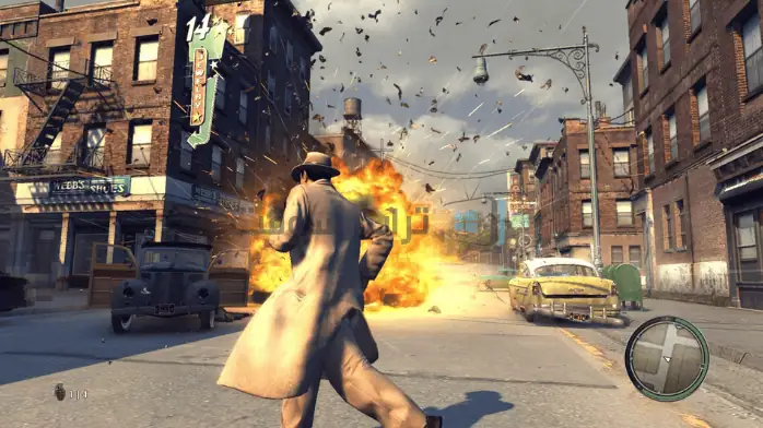 لقطة شاشة للعبة Mafia 2 للكمبيوتر الشخصي تعرض مشهدًا للمدينة مع سيارات قديمة وشخصيات ترتدي ملابس الأربعينيات.