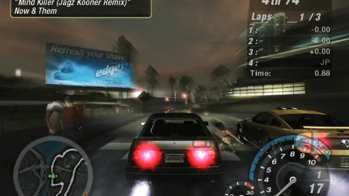 فن الغلاف للعبة Need for Speed ​​Underground 2 يظهر سيارة أنيقة تتسابق عبر مدينة مضاءة بالنيون في الليل.