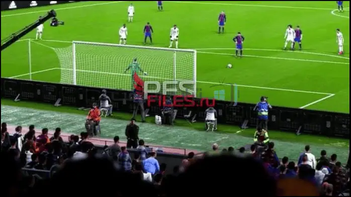 يتميز غلاف لعبة PES 2017 برسومات نابضة بالحياة والعنوان معروض بشكل بارز لألعاب الكمبيوتر.