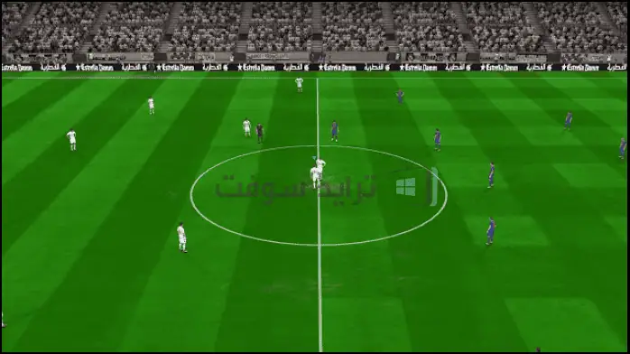 غلاف لعبة PES 2017 للكمبيوتر الشخصي يتميز بحركة كرة قدم ديناميكية ورسومات نابضة بالحياة تعرض اللاعبين أثناء الحركة.