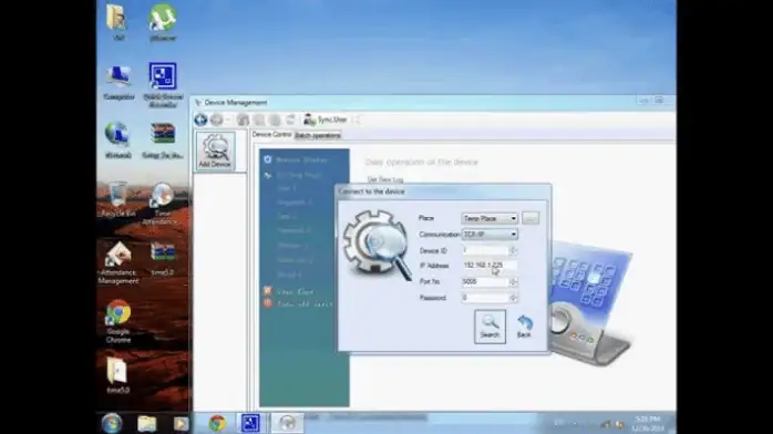 كمبيوتر شخصي عتيق بتصميم كلاسيكي، يعرض مكوناته الأصلية وجمالياته الكلاسيكية.