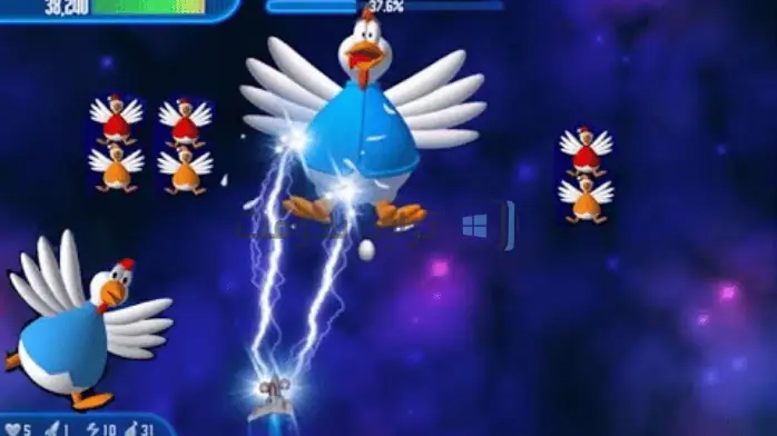 أربع قطع من الدجاج المقلي المقرمش مرتبة على طبق أبيض.