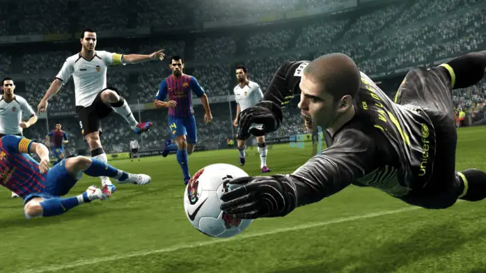لقطة شاشة تحميل لعبة Pro Evolution Soccer 2013 على الكمبيوتر الشخصي، تعرض مباراة كرة قدم ديناميكية مع اللاعبين أثناء اللعب على أرض الملعب.