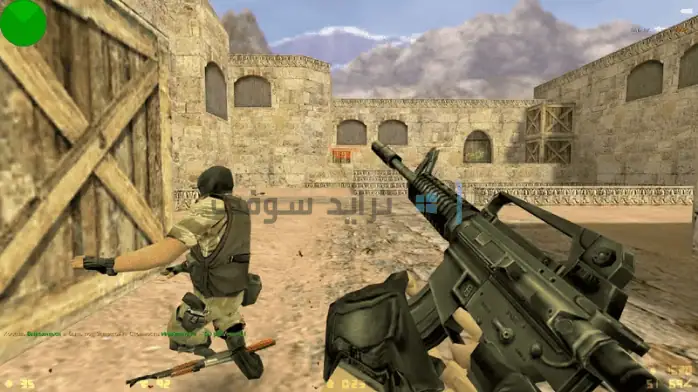 لقطة شاشة للعبة Counter Strike 1.6 على الكمبيوتر الشخصي، تتميز بالحركة المكثفة واللاعبين في بيئة تنافسية.