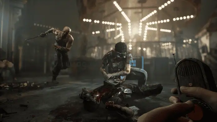 صورة من لعبة Outlast للكمبيوتر الشخصي، تظهر لحظة متوترة في ملجأ خافت الإضاءة مليء بالظلال المزعجة.