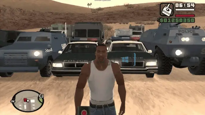 لقطة شاشة للعبة GTA ذات طابع مصري للكمبيوتر الشخصي، تتميز بالمناظر الطبيعية الصحراوية والهندسة المعمارية القديمة في بيئة مدينة نابضة بالحياة.