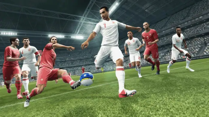 غلاف لعبة PES 2013 للكمبيوتر الشخصي يتميز بحركة كرة القدم الديناميكية والرسومات النابضة بالحياة التي تعرض اللاعبين أثناء الحركة.