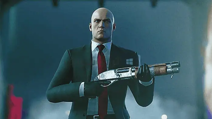 صورة لعبة Hitman 1 للكمبيوتر الشخصي، تظهر الشخصية الرئيسية، وهو قاتل أصلع يرتدي بدلة ويحمل مسدسًا في يده.