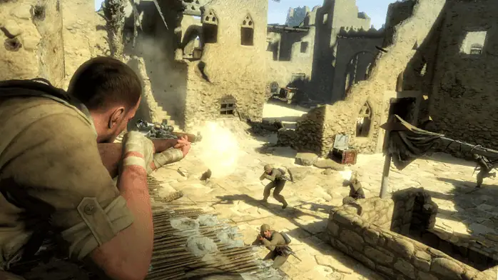 ثلاث صور ترويجية للعبة Sniper Elite متاحة مجانًا على الكمبيوتر الشخصي، تعرض طريقة اللعب والشخصيات.