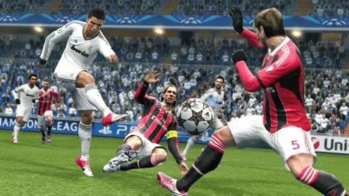 شعار PES 2013 يتميز بموضوع كرة القدم، ويروج للعبة المتوفرة مجانًا على الكمبيوتر الشخصي.