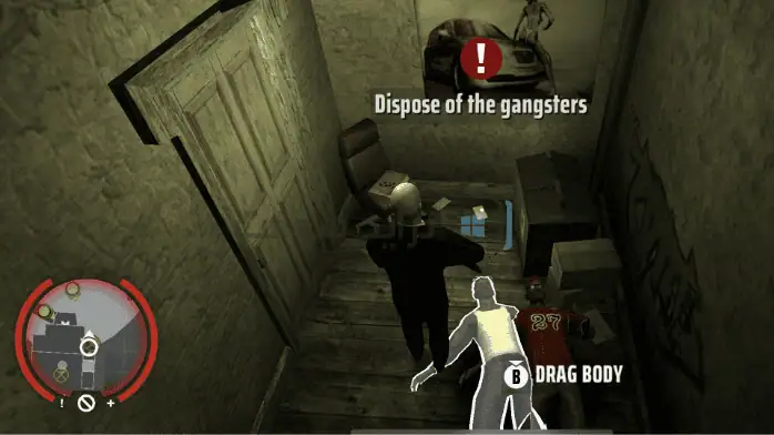 فن الغلاف للعبة Hitman: Blood Money للكمبيوتر الشخصي يظهر القاتل الأصلع الشهير الذي يرتدي بدلة ويحمل مسدسًا، على خلفية داكنة.