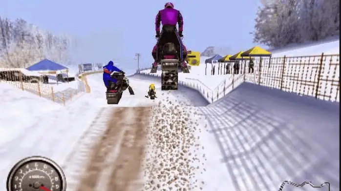 واجهة لعبة Snow Cross Motorcycle تعرض التضاريس الثلجية ودراجات السباق مجانًا على الكمبيوتر الشخصي.