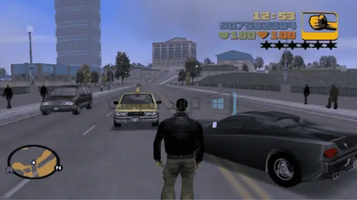 لقطة شاشة للعبة Grand Theft Auto 3 على الكمبيوتر الشخصي، تعرض المشهد الحضري للعبة وشخصياتها في بيئة مدينة نابضة بالحياة.