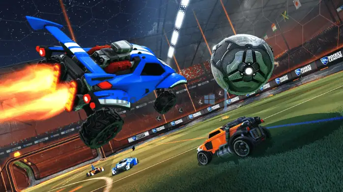 لقطة شاشة للعبة Rocket League على الكمبيوتر الشخصي، تظهر فيها سيارات ملونة تلعب كرة القدم في ساحة نابضة بالحياة.