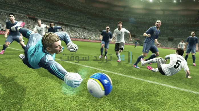 غلاف لعبة PES 2013 للكمبيوتر الشخصي يتميز بحركة كرة قدم ديناميكية ورسومات نابضة بالحياة.